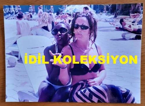 İNGİLİZ ŞARKICI ve MODEL SAMANTHA FOX'UN ORİJİNAL 2'Lİ FOTOĞRAF SETİ - 18 x 13 cm EBADINDA - SAMANTHA FOX, BİR PLAJDA SİYAHİ BİR ARKADAŞIYLA BİRLİKTE GÜNEŞLENİP EĞLENİRKEN ÇEKİLMİŞ 2 FARKLI KARE, MAYIS 1997