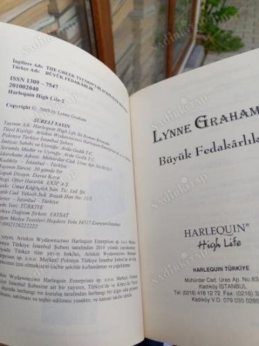 HARLEQUIN HIGH LIFE - BÜYÜK FEDAKARLIK - SAHTE İHANET İKİ ROMAN BİR KİTAPTA