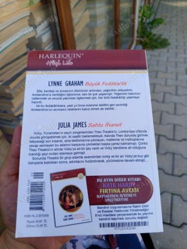 HARLEQUIN HIGH LIFE - BÜYÜK FEDAKARLIK - SAHTE İHANET İKİ ROMAN BİR KİTAPTA