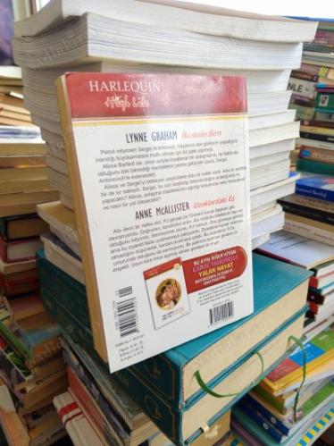 HARLEQUIN HİGH LİFE 17 - İKİZLERİN SIRRI & UZAKLARDAKİ EŞ - İKİ ROMAN BİR ARADA