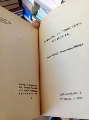 DÜNYA'DA VE TÜRKİYE'DE GENÇLİK
