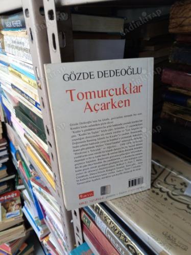 TOMURCUKLAR AÇARKEN