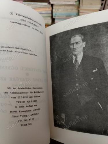 OKTAY ATATÜRK'Ü ÖĞRENİYOR OKTAY LERNT ATATÜRK KENNEN