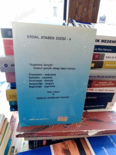 GENÇLİK DUVARLARI YIKIYOR