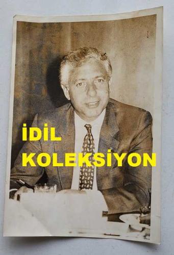 GARANTİ BANKASI ve TÜRKİYE EĞİTİM GÖNÜLLÜLERİ VAKFI'NIN ESKİ GENEL BAŞKANI İBRAHİM BETİL'İN ORİJİNAL FOTOĞRAFI - 18 x 12 cm EBADINDA - İBRAHİM BETİL, ÇALIŞMA MASASINDA OTURURKEN ÇEKİLMİŞ BİR KARE