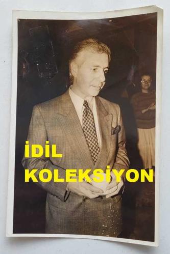 GARANTİ BANKASI ve TÜRKİYE EĞİTİM GÖNÜLLÜLERİ VAKFI'NIN ESKİ GENEL BAŞKANI İBRAHİM BETİL'İN ORİJİNAL FOTOĞRAFI - 18 x 12 cm EBADINDA - İBRAHİM BETİL, BİR ETKİNLİKTE ELİNDEKİ KAHVE FİNCANIYLA AYAKTA DURURKEN ÇEKİLMİŞ BİR KARE. OCAK 1989