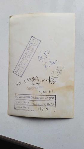 GARANTİ BANKASI ve TÜRKİYE EĞİTİM GÖNÜLLÜLERİ VAKFI'NIN ESKİ GENEL BAŞKANI İBRAHİM BETİL'İN ORİJİNAL FOTOĞRAFI - 18 x 12 cm EBADINDA - İBRAHİM BETİL, BİR ETKİNLİKTE ELİNDEKİ KAHVE FİNCANIYLA AYAKTA DURURKEN ÇEKİLMİŞ BİR KARE. OCAK 1989