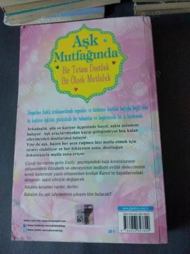 AŞK MUTFAĞINDA BİR TUTAM DOSTLUK BİR ÖLÇEK MUTLULUK (1. Baskı)