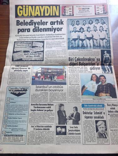 Günaydın Gazetesi - Turkish Newspaper - 20 Mayıs 1981 - Atatürk'ün evinin üstüne uçakla dalışlar yapan Yunanlı bomba atacağını söyleyince ortalık karıştı - deli Yunanlı İlias Diamantopulos olay sırasında Cesne tipi uçak kullandı fotoğraf - Deli Yunanlı İlias Diamantopulos selanik'teki Atatürk törenini alt üst etti - Bin üçyüz altmış öğrencinin meydana getirdiği canlı Atatürk tablosu Fotoğrafı - en parlak 19 Mayıs Bayramı kutlamaları Bu yıl yapıldı - Atatürk'ün doğumunun 100'üncü yıldönümü nedeniyle  Samsunda yaptırılacak olan ilk adım Atatürk anıtı'nın temeli Kenan Evren tarafından atıldı Fotoğrafı - Kenan Evren terör tüm insanlıkla birlikte Türk gençliğini de hedef aldı dedi - İngiliz BBC televizyonunda Atatürk'e dil uzatılması tepki yarattı - Türkiye'de Doğan Amerikalı ünlü yazar William Saroyan öldü Fotoğrafı - Atatürk'ün 100'üncü doğum yılı nedeniyle bastırılan altın ve gümüş hatıra paralar bugün satışa çıkarılıyor - Kıbrıs Türk Federe devletinde 19 Mayıs kutlaması - 19 Mayıs 1919