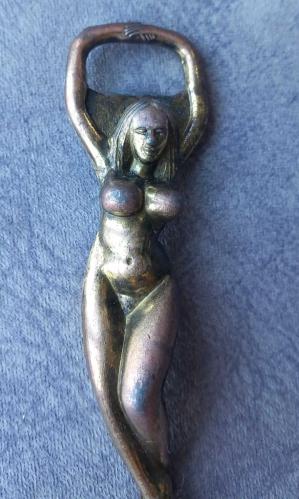VİNTAGE PİRİNÇ VEYA BRONZ KADIN FİGÜRLÜ ŞİŞE AÇACAĞI FOTOĞRAFTA GÖRÜLDÜĞÜ GİBİDİR KOLEKSİYONLUK