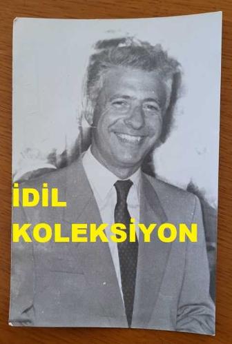 GARANTİ BANKASI ve TÜRKİYE EĞİTİM GÖNÜLLÜLERİ VAKFI'NIN ESKİ GENEL BAŞKANI İBRAHİM BETİL'İN ORİJİNAL FOTOĞRAFI - 18 x 12 cm EBADINDA - İBRAHİM BETİL, GÜLÜMSEYEREK KADRAJA POZ VERİRKEN ÇEKİLMİŞ BİR KARE