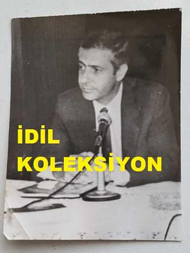 GARANTİ BANKASI ve TÜRKİYE EĞİTİM GÖNÜLLÜLERİ VAKFI'NIN ESKİ GENEL BAŞKANI İBRAHİM BETİL'İN ORİJİNAL FOTOĞRAFI - 12 x 9 cm EBADINDA - İBRAHİM BETİL, MASASINDA KONUŞMA İÇİN BEKLERKEN ÇEKİLMİŞ BİR KARE