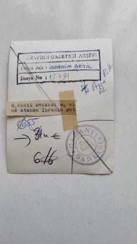 GARANTİ BANKASI ve TÜRKİYE EĞİTİM GÖNÜLLÜLERİ VAKFI'NIN ESKİ GENEL BAŞKANI İBRAHİM BETİL'İN ORİJİNAL FOTOĞRAFI - 12 x 9 cm EBADINDA - İBRAHİM BETİL, MASASINDA KONUŞMA İÇİN BEKLERKEN ÇEKİLMİŞ BİR KARE