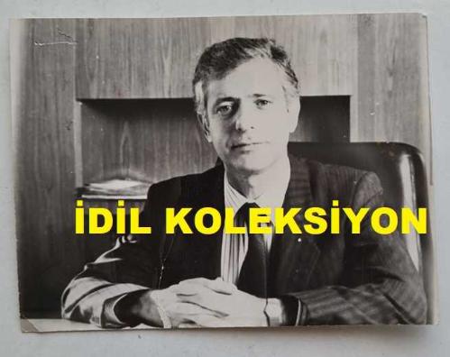 GARANTİ BANKASI ve TÜRKİYE EĞİTİM GÖNÜLLÜLERİ VAKFI'NIN ESKİ GENEL BAŞKANI İBRAHİM BETİL'İN ORİJİNAL FOTOĞRAFI - 12 x 9 cm EBADINDA - İBRAHİM BETİL, ÇALIŞMA MASASINDA POZ VERİRKEN ÇEKİLMİŞ BİR KARE