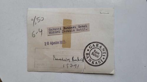 GARANTİ BANKASI ve TÜRKİYE EĞİTİM GÖNÜLLÜLERİ VAKFI'NIN ESKİ GENEL BAŞKANI İBRAHİM BETİL'İN ORİJİNAL FOTOĞRAFI - 12 x 9 cm EBADINDA - İBRAHİM BETİL, ÇALIŞMA MASASINDA POZ VERİRKEN ÇEKİLMİŞ BİR KARE