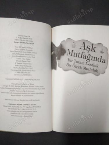 AŞK MUTFAĞINDA BİR TUTAM DOSTLUK BİR ÖLÇEK MUTLULUK (1. Baskı)