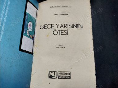 GECE YARISININ ÖTESİ (birinci baskıdır) (kitabın özelliği yazarın adı 3 defa belirtilmiş ve her üçünde de yanlış yazılmıştır)