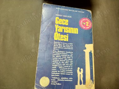 GECE YARISININ ÖTESİ (birinci baskıdır) (kitabın özelliği yazarın adı 3 defa belirtilmiş ve her üçünde de yanlış yazılmıştır)