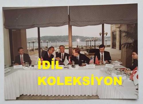 GARANTİ BANKASI ve TÜRKİYE EĞİTİM GÖNÜLLÜLERİ VAKFI'NIN ESKİ GENEL BAŞKANI İBRAHİM BETİL'İN ORİJİNAL FOTOĞRAFI - 12,5 x 9 cm EBADINDA - İBRAHİM BETİL, ACLAN ACAR, Y. AKIN ÖNGÖR, MR. JOHN ONG ve MR. JOHN RUSSELL İLE YAN YANA OTURURKEN ÇEKİLMİŞ BİR KARE