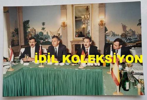 GARANTİ BANKASI ve TÜRKİYE EĞİTİM GÖNÜLLÜLERİ VAKFI'NIN ESKİ GENEL BAŞKANI İBRAHİM BETİL'İN ORİJİNAL FOTOĞRAFI - 18 x 12 cm EBADINDA - İBRAHİM BETİL, BİR TOPLANTIDA MASASINDAKİ YERİNİ ALIP BEKLERKEN ÇEKİLMİŞ NET KALİTEDE BİR FOTOĞRAF