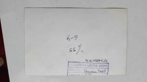 GARANTİ BANKASI ve TÜRKİYE EĞİTİM GÖNÜLLÜLERİ VAKFI'NIN ESKİ GENEL BAŞKANI İBRAHİM BETİL'İN ORİJİNAL FOTOĞRAFI - 18 x 12 cm EBADINDA - İBRAHİM BETİL, BİR TOPLANTIDA MASASINDAKİ YERİNİ ALIP BEKLERKEN ÇEKİLMİŞ NET KALİTEDE BİR FOTOĞRAF