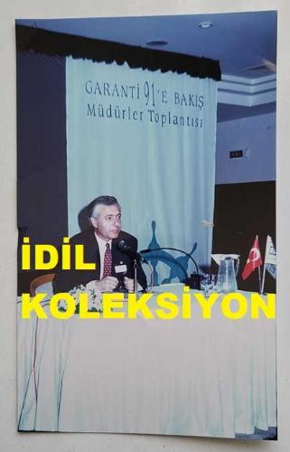 GARANTİ BANKASI ve TÜRKİYE EĞİTİM GÖNÜLLÜLERİ VAKFI'NIN ESKİ GENEL BAŞKANI İBRAHİM BETİL'İN ORİJİNAL FOTOĞRAFI - 20 x 12,5 cm EBADINDA - İBRAHİM BETİL, ''GARANTİ 91'E BAKIŞ MÜDÜRLER TOPLANTISI''NDA KONUŞMA YAPMAK İÇİN BEKLERKEN ÇEKİLMİŞ NET KALİTEDE BİR FOTOĞRAF