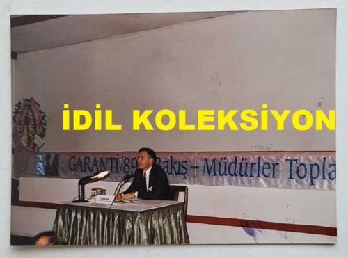 GARANTİ BANKASI ve TÜRKİYE EĞİTİM GÖNÜLLÜLERİ VAKFI'NIN ESKİ GENEL BAŞKANI İBRAHİM BETİL'İN ORİJİNAL FOTOĞRAFI - 12,5 x 9 cm EBADINDA - İBRAHİM BETİL, ''GARANTİ 89'A BAKIŞ MÜDÜRLER TOPLANTISI''NDA KONUŞMA YAPARKEN ÇEKİLMİŞ BİR KARE