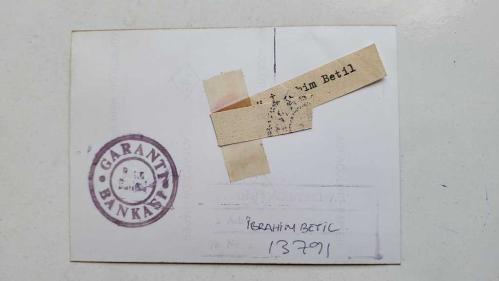 GARANTİ BANKASI ve TÜRKİYE EĞİTİM GÖNÜLLÜLERİ VAKFI'NIN ESKİ GENEL BAŞKANI İBRAHİM BETİL'İN ORİJİNAL FOTOĞRAFI - 12,5 x 9 cm EBADINDA - İBRAHİM BETİL, ''GARANTİ 89'A BAKIŞ MÜDÜRLER TOPLANTISI''NDA KONUŞMA YAPARKEN ÇEKİLMİŞ BİR KARE