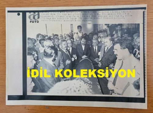 İSTANBUL TİCARET ODASI'NIN (İTO) ESKİ BAŞKANI NİYAZİ ADIGÜZEL'İN CENAZE TÖRENİNİN AJANS-BASIN FOTOĞRAFI (KAĞIT BASIM) - 21 x 15 cm EBADINDA - 1988
