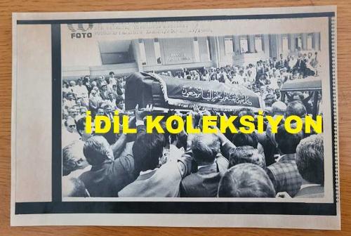 İSTANBUL TİCARET ODASI'NIN (İTO) ESKİ BAŞKANI NİYAZİ ADIGÜZEL'İN CENAZE TÖRENİNİN AJANS-BASIN FOTOĞRAFI (KAĞIT BASIM) - 21 x 14 cm EBADINDA - 1988