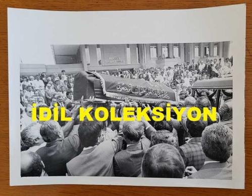 İSTANBUL TİCARET ODASI'NIN (İTO) ESKİ BAŞKANI NİYAZİ ADIGÜZEL'İN CENAZE TÖRENİNİN AJANS-BASIN FOTOĞRAFI - 24 x 18 cm EBADINDA - 1988