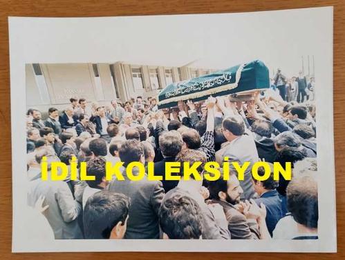 İSTANBUL TİCARET ODASI'NIN (İTO) ESKİ BAŞKANI NİYAZİ ADIGÜZEL'İN CENAZE TÖRENİNİN ORİJİNAL FOTOĞRAFI - 24 x 18 cm EBADINDA - 1988