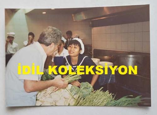 TÜRKİYE CUMHURİYETİ ESKİ SAĞLIK BAKANI YILDIRIM AKTUNA'NIN ORİJİNAL FOTOĞRAFI - 12,5 x 9 cm EBADINDA - YILDIRIM AKTUNA, SİNGAPUR ZİYARETİNDE SEBZE SATIŞ YERİNİ GEZERKEN ÇEKİLMİŞ BİR KARE. 24 ARALIK 1989