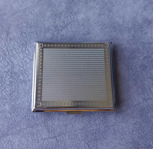 DESENLİ SİGARA TABAKASI.  METAL KASA . DESENLİ KAPLAMASI PLASTİK.  KONDİSYON YÜKSEK