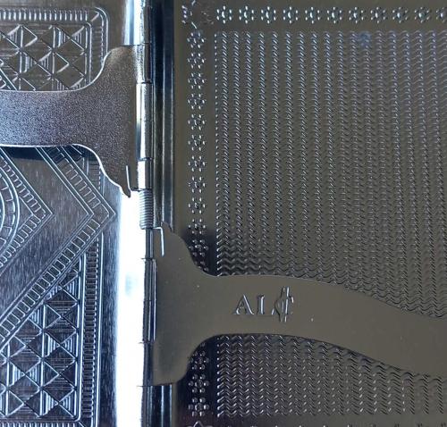 DESENLİ SİGARA TABAKASI.  METAL KASA . DESENLİ KAPLAMASI PLASTİK.  KONDİSYON YÜKSEK