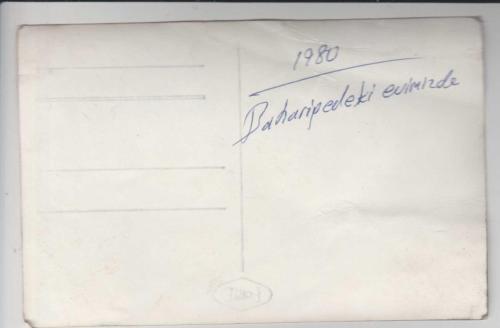 1980 YILI BAHARİYEDEKİ EVİMİZ NOTLU ŞAPKALI KIZ ÇOCUK GÖRSELLİ SİYAH BEYAZ FOTOĞRAF