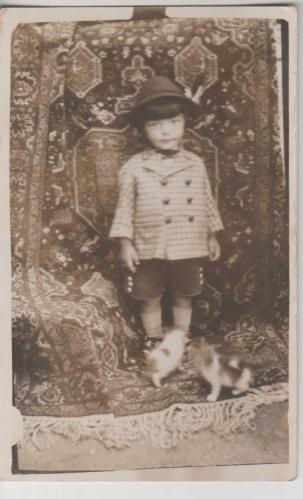 1930 LU YILLAR KEDİ YAVRULARI VE ŞAPKALI KIZ ÇOCUK GÖRSELLİ  SİYAH BEYAZ FOTOĞRAF