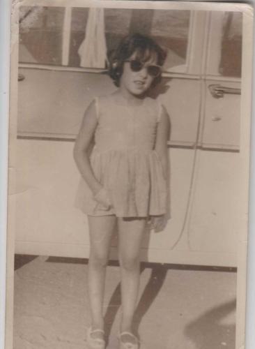 1960 LI YILLAR ARABA OTOMOBİL ÖNÜNDE GÖZLÜKLÜ KIZ ÇOCUK GÖRSELLİ  SİYAH BEYAZ FOTOĞRAF