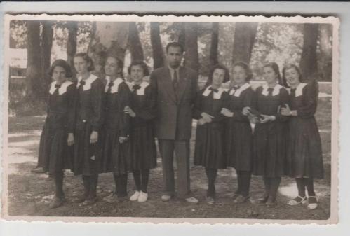 EĞİTİM TARİHİ 1960 LI YILLAR SİYAH ÖNLÜKLÜ KIZ ÖĞRENCİLER VE ÖĞRETMEN GÖRSELLİ  SİYAH BEYAZ FOTOĞRAF