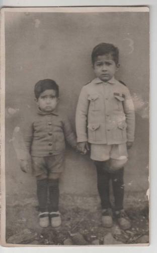 1930 LU YILLAR ÜRKEK BAKIŞLI  İKİ ERKEK ÇOCUK GÖRSELLİ SİYAH BEYAZ FOTOĞRAF