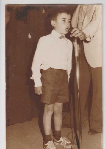1970 Lİ YILLAR MİKROFON SPOR AYAKKABILI PAPYONLU ERKEK ÇOCUK MÜSAMEREDE GÖRSELLİ SİYAH BEYAZ FOTOĞRAF