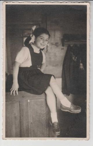 1940 LI YILLAR BACAL BACAK ÜSTÜNE ATAN MAKOSEN GİYMİŞ GÜLEN KIZ  ÇOCUK  GÖRSELLİ SİYAH BEYAZ FOTOĞRAF
