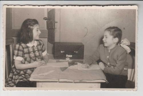 EĞİTİM TARİHİ 1950 Lİ YILLAR DERS ÇALIŞAN MUTLU KIZ ÇOCUKLAR  GÖRSELLİ SİYAH BEYAZ FOTOĞRAF