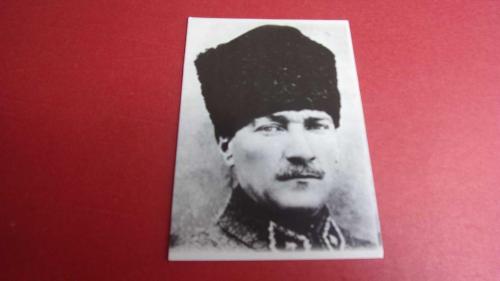 KALPAKLI. SİYA BEYAZ ATATÜRK KART POSTALI.
