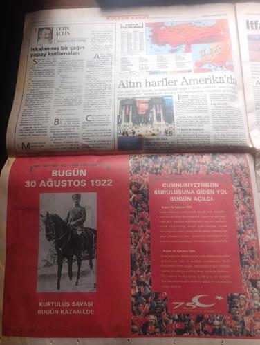 Sabah Gazetesi - Turkish Newspaper - 30 Ağustos 1998 - Zafer günü - 30 Ağustos Zafer bayramı'nı coşku ve gururla kutluyoruz - Atatürk'ün fotoğrafları - Mustafa Kemal'in komutasındaki Türk ordusu 76 yıl önce bugün büyük zaferi kazanmıştı - Süleyman Demirel Bu millet bağımsızlığı özgürlüğü ve vatan bütünlüğü  sözkonusu olduğunda mucizeler yaratır destanlar yazar - Orgeneral Hüseyin Kıvrıkoğlu  Devleti parçalamaya laik ve demokratik yapısını değiştirmeye çalışan her türlü teşebbüs mutlaka hüsrana uğrayacaktır - Fenerbahçe'de Zafer Bayramı - 30 Ağustos Zafer Bayramı kutlamaları nedeniyle Bugün İstanbul Vatan caddesi ile Mahmutbey köprüsü arasında güzergah 7 saat süre ile trafiğe kapatılacak - Başbakan Mesut Yılmaz 30 Ağustos  zaferinin Atatürk'ün kumandanlığında Türk ordusunun yüksek kudret ve kahramanlığını tarihi bir kez daha geçiren muazzam bir eser olduğu söyledi - KKTC Cumhurbaşkanı Rauf Denktaş Zafer Bayramı dolayısıyla Süleyman Demirel'e kutlama mesajı gönderdi - 30 Ağustos 1922