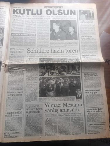 Sabah Gazetesi - Turkish Newspaper - 30 Ağustos 1998 - Zafer günü - 30 Ağustos Zafer bayramı'nı coşku ve gururla kutluyoruz - Atatürk'ün fotoğrafları - Mustafa Kemal'in komutasındaki Türk ordusu 76 yıl önce bugün büyük zaferi kazanmıştı - Süleyman Demirel Bu millet bağımsızlığı özgürlüğü ve vatan bütünlüğü  sözkonusu olduğunda mucizeler yaratır destanlar yazar - Orgeneral Hüseyin Kıvrıkoğlu  Devleti parçalamaya laik ve demokratik yapısını değiştirmeye çalışan her türlü teşebbüs mutlaka hüsrana uğrayacaktır - Fenerbahçe'de Zafer Bayramı - 30 Ağustos Zafer Bayramı kutlamaları nedeniyle Bugün İstanbul Vatan caddesi ile Mahmutbey köprüsü arasında güzergah 7 saat süre ile trafiğe kapatılacak - Başbakan Mesut Yılmaz 30 Ağustos  zaferinin Atatürk'ün kumandanlığında Türk ordusunun yüksek kudret ve kahramanlığını tarihi bir kez daha geçiren muazzam bir eser olduğu söyledi - KKTC Cumhurbaşkanı Rauf Denktaş Zafer Bayramı dolayısıyla Süleyman Demirel'e kutlama mesajı gönderdi - 30 Ağustos 1922