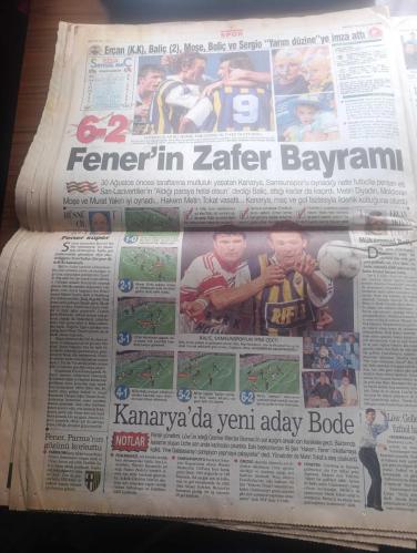Sabah Gazetesi - Turkish Newspaper - 30 Ağustos 1998 - Zafer günü - 30 Ağustos Zafer bayramı'nı coşku ve gururla kutluyoruz - Atatürk'ün fotoğrafları - Mustafa Kemal'in komutasındaki Türk ordusu 76 yıl önce bugün büyük zaferi kazanmıştı - Süleyman Demirel Bu millet bağımsızlığı özgürlüğü ve vatan bütünlüğü  sözkonusu olduğunda mucizeler yaratır destanlar yazar - Orgeneral Hüseyin Kıvrıkoğlu  Devleti parçalamaya laik ve demokratik yapısını değiştirmeye çalışan her türlü teşebbüs mutlaka hüsrana uğrayacaktır - Fenerbahçe'de Zafer Bayramı - 30 Ağustos Zafer Bayramı kutlamaları nedeniyle Bugün İstanbul Vatan caddesi ile Mahmutbey köprüsü arasında güzergah 7 saat süre ile trafiğe kapatılacak - Başbakan Mesut Yılmaz 30 Ağustos  zaferinin Atatürk'ün kumandanlığında Türk ordusunun yüksek kudret ve kahramanlığını tarihi bir kez daha geçiren muazzam bir eser olduğu söyledi - KKTC Cumhurbaşkanı Rauf Denktaş Zafer Bayramı dolayısıyla Süleyman Demirel'e kutlama mesajı gönderdi - 30 Ağustos 1922