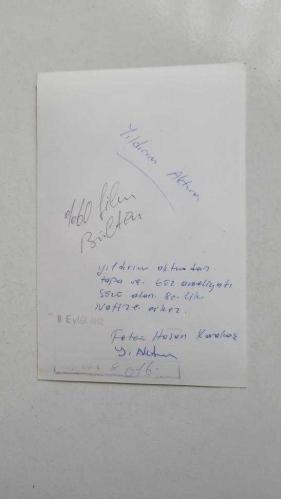 TÜRKİYE CUMHURİYETİ ESKİ SAĞLIK BAKANI YILDIRIM AKTUNA'NIN ORİJİNAL AJANS-BASIN FOTOĞRAFI - 18 x 12 cm EBADINDA - YILDIRIM AKTUNA, TAPU ve GÖZ AMELİYATI SÖZÜ VERDİĞİ 80 YAŞINDAKİ NAFİZE ERKEZ'LE KONUŞURKEN ÇEKİLMİŞ BİR KARE. 1992. HASAN KARAKAŞ