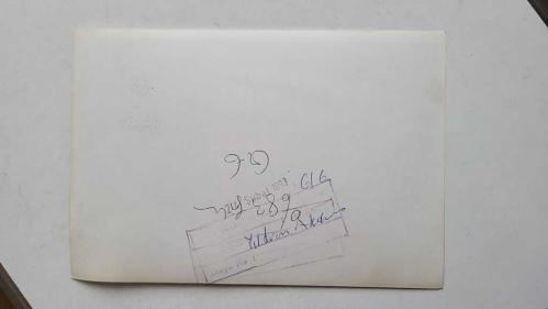 TÜRKİYE CUMHURİYETİ ESKİ SAĞLIK BAKANI YILDIRIM AKTUNA'NIN ORİJİNAL AJANS-BASIN FOTOĞRAFI - 18 x 12 cm EBADINDA - YILDIRIM AKTUNA, NAZLI ILICAK İLE AYNI MASADA YEMEK YERKEN ÇEKİLMİŞ BİR KARE, ŞUBAT 1993