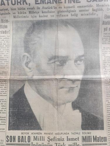 İkdam Gazetesi - Turkish Newspaper - 10 İkinciteşrin (Kasım) 1940 - Atatürk emanetine sadıkız - Atatürk'ün fotoğrafı - O daima bizimledir bizim başımızdadır yazan Abidin Daver Başmakale - Ebedi Şefimiz Atatürk'ün 10 cu yıl nutukları -  milli şefimiz İsmet İnönü'nün Türk milletine beyannameleri - son balo hastalık rivayetleri yeniden beliriyordu - Atatürk'ün hayatı - Ebedi Şef Atatürk'ün ölüm yıldönümü sebebiyle memleketimizin her tarafında milli matem toplantılı tertip edilmiştir - ebedi şefimiz Atatürk Samsun'da bir tenezzüh esnasında Fotoğraf - Atatürk her şeyde ve her yerde olduğu gibi ziraatte de önderdi Fotoğrafı - Atatürk Trakya manevralarında harekatı tetkik ediyor fotoğraf - başkumandan Atatürk fotoğraf - Atatürk istiklal mücadelesine başlıyor - Erzurum Kongresi 23 temmuz'da toplandı ve Mustafa Kemal'i reisliğe seçti - Kanuni Sultan Süleyman Viyana kapılarında yazan M. Sami Karayel Yazı Dizisi - radyoda Ebedi Şef Atatürk'ün ölümünün ikinci yıldönümü programı - 10 Kasım 1938